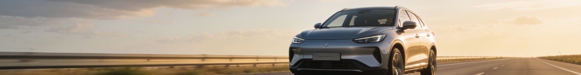 VUS de location U-Lease roulant sur l'autoroute par une journ&eacute;e ensoleill&eacute;e